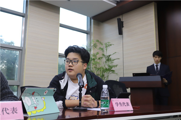 图1 员工代表建言献策.jpg