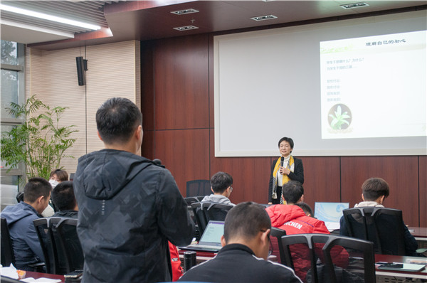 图4：汪国琴与同学交流员工工的初心.jpg