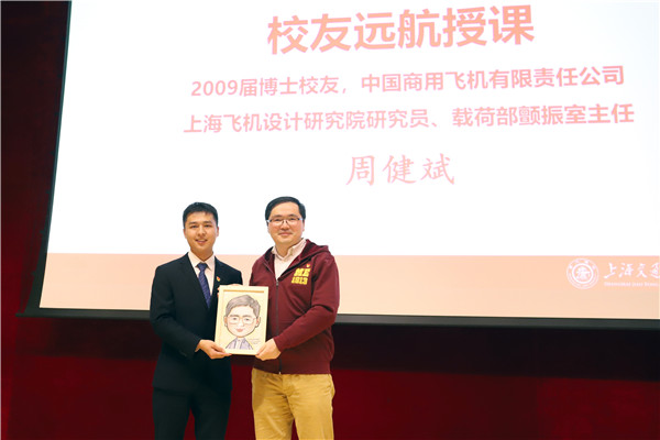图7-给员工赠送礼合影.jpg