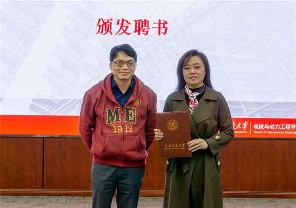 图四 彭志科经理为合唱团艺术指导谭雅如颁发聘书.jpg