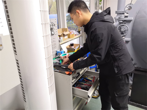 图4 工热所马海腾老师课题组员工党员清扫航空航天学院B127实验室照片.jpg