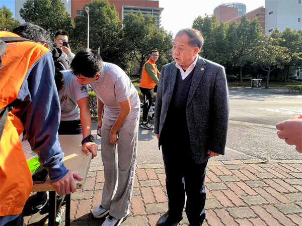 图7 林董事长和点位上的志愿者交流.jpg