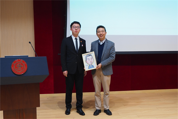 7、徐军员工与漫画合影.jpg