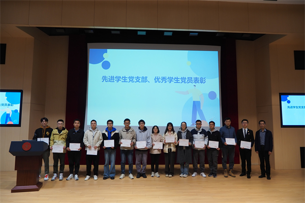 10、优秀员工党员合影.jpg