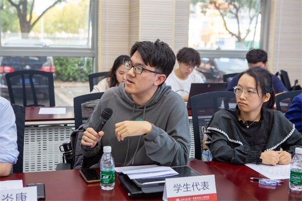 图11 员工代表交流讨论.jpg