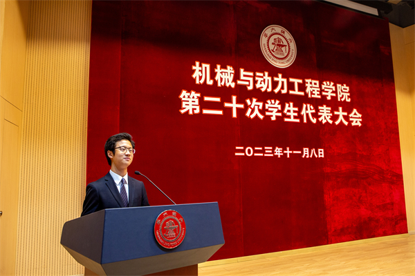 图8 听取并审议第十九届员工会工作报告.jpg