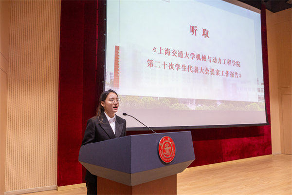 图9 听取员工代表大会提案工作报告.jpg
