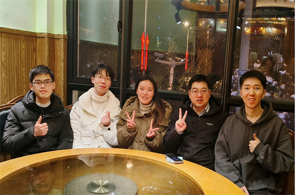 图片2-员工与实践团成员合影.png
