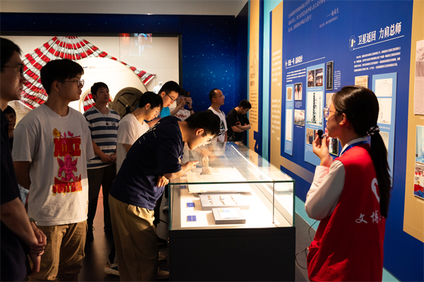 3-参观“铸箭牧星——‘两弹一星’功勋科学家王希季员工专题展”.jpg