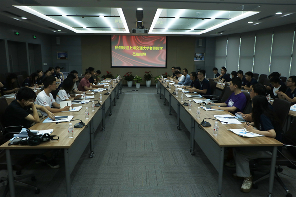 图7 常琎员工解答同学问题.jpg