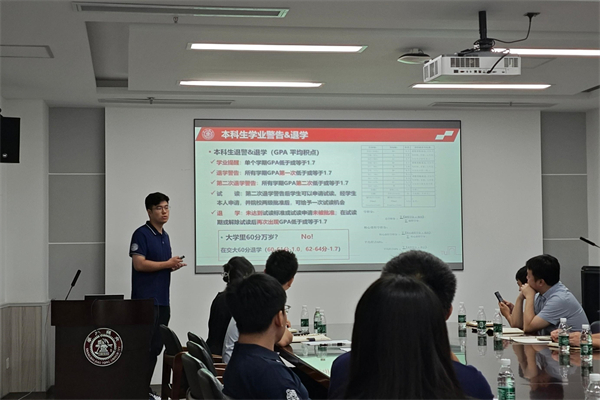 图10 范朗朗介绍员工事务工作.jpg