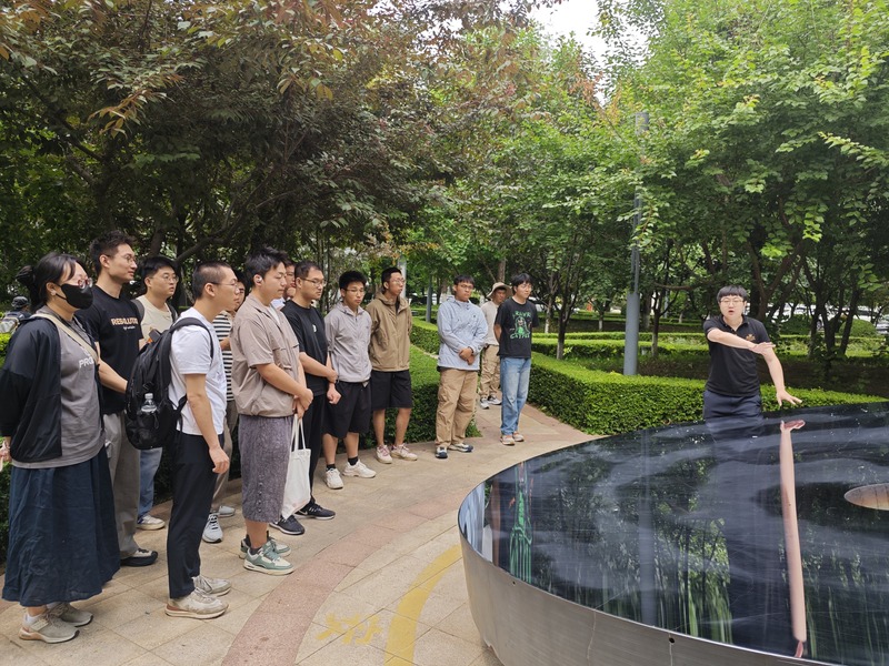 图2+员工参观碳化硅大型镜面_resised.jpg