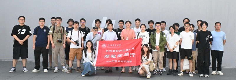 实践团师生与员工董勇在大疆合影留念_resized.jpg